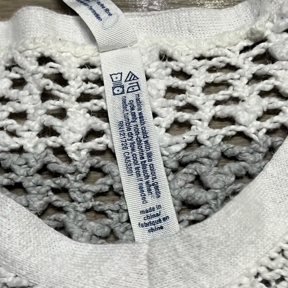 Aeropostale Gray and White Striped Long Sleeve V-Neck Knit Sweater Small - Picture 6 of 8